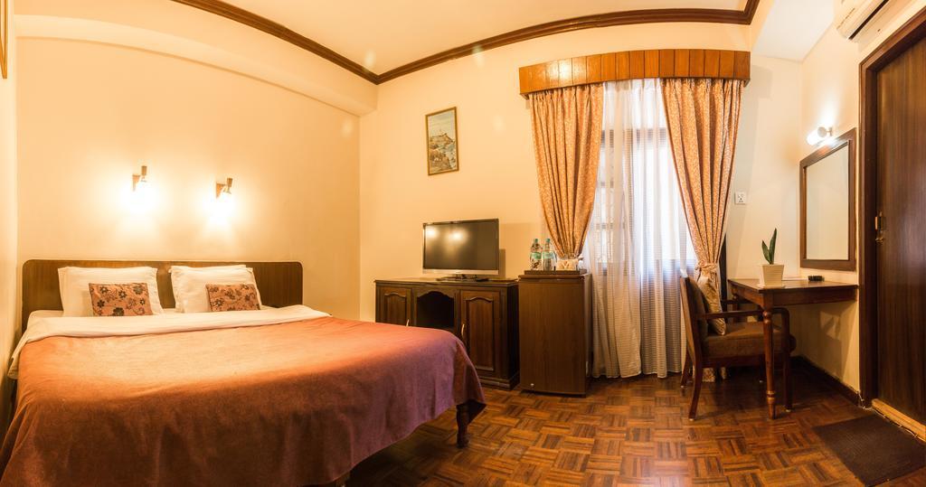 Hotel Excelsior Катманду Экстерьер фото