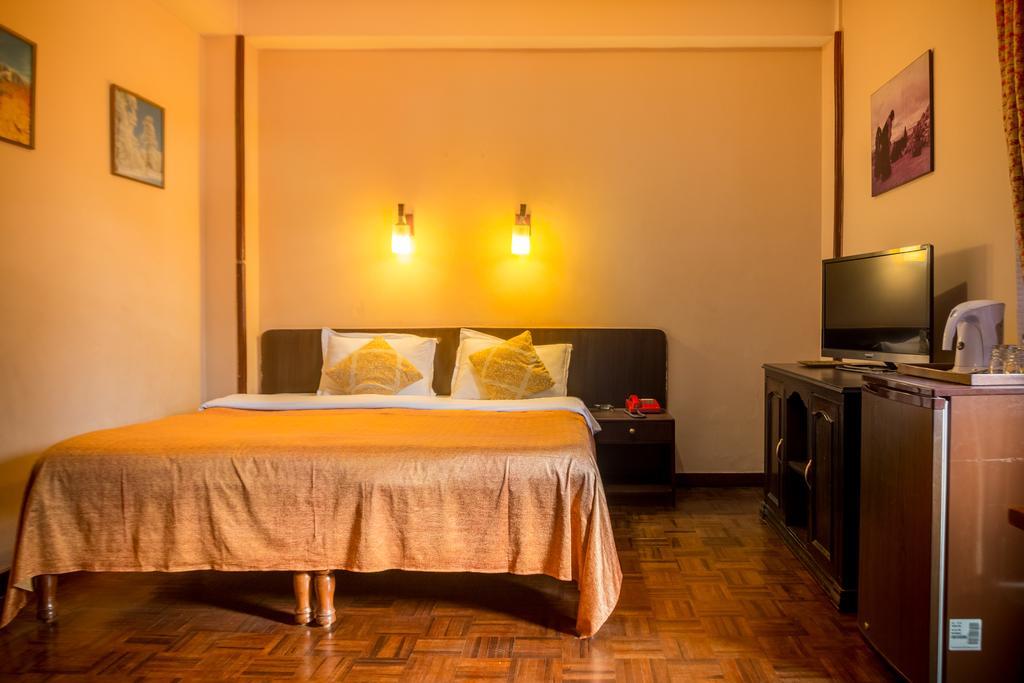 Hotel Excelsior Катманду Экстерьер фото