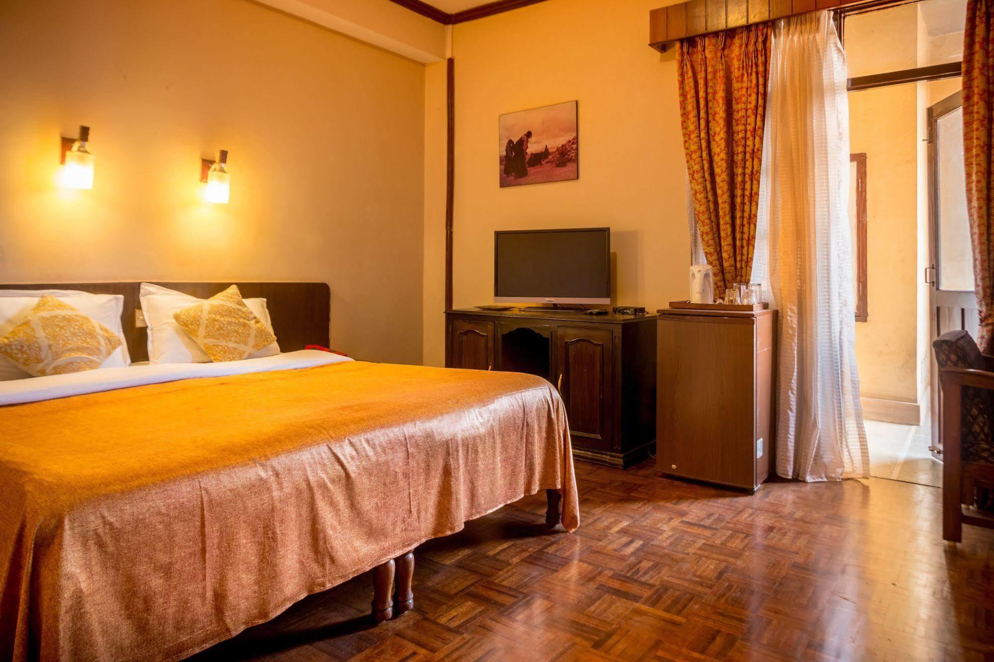Hotel Excelsior Катманду Экстерьер фото
