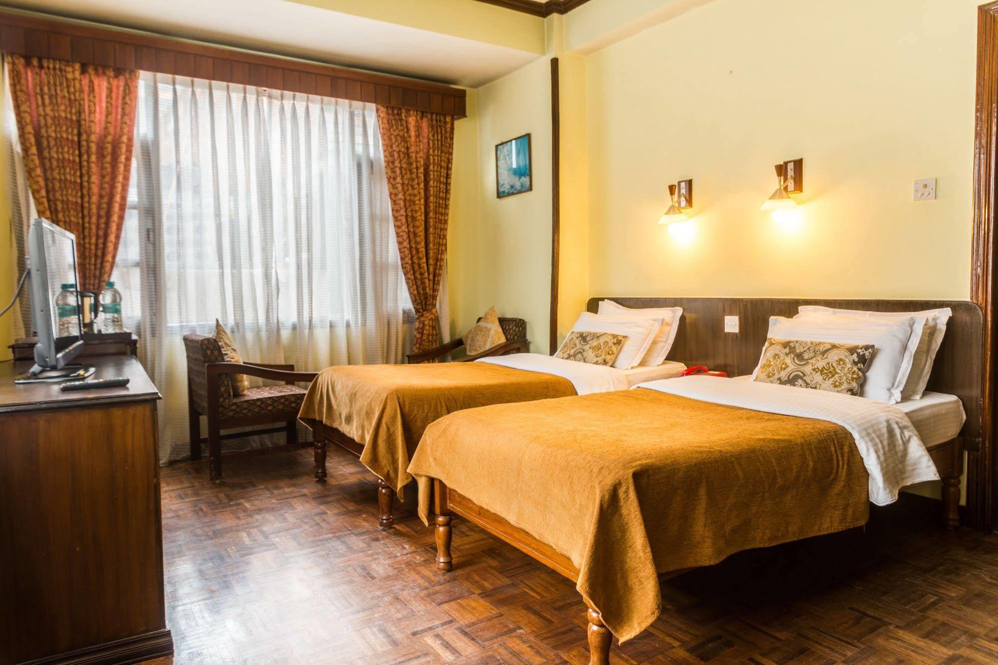 Hotel Excelsior Катманду Экстерьер фото