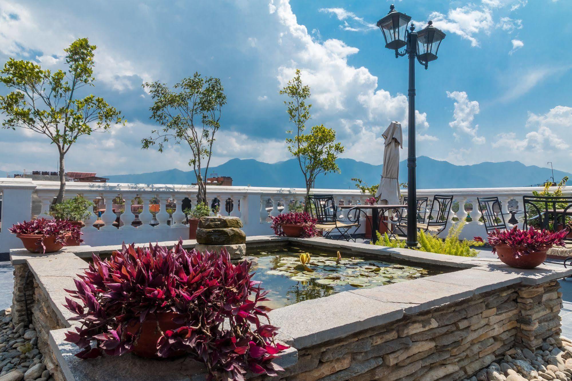 Hotel Excelsior Катманду Экстерьер фото