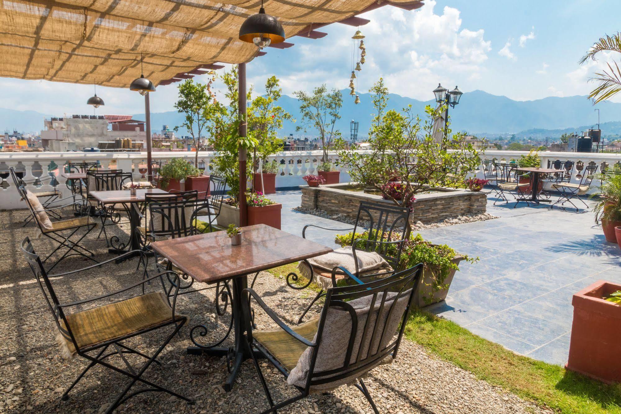 Hotel Excelsior Катманду Экстерьер фото