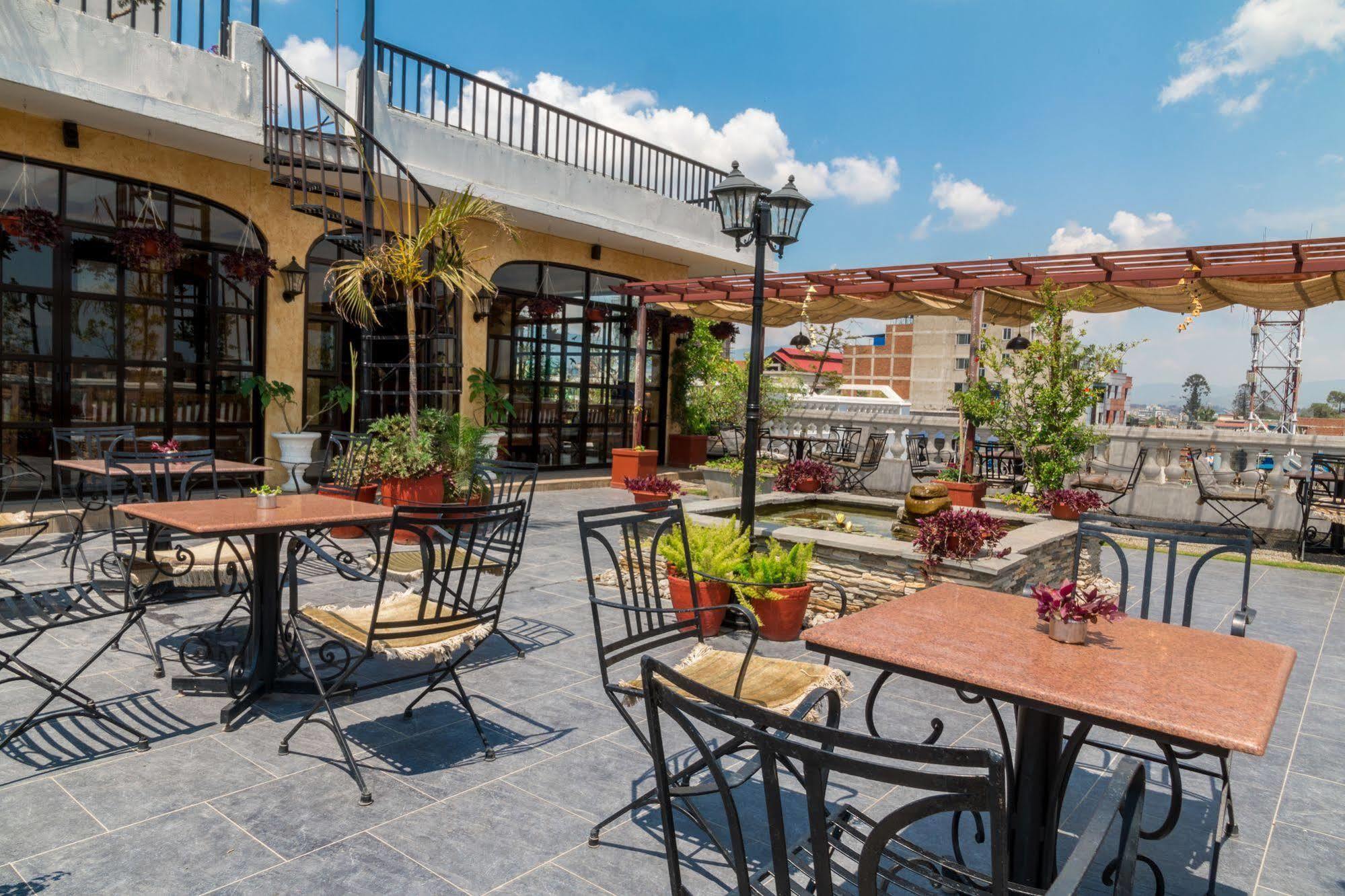 Hotel Excelsior Катманду Экстерьер фото