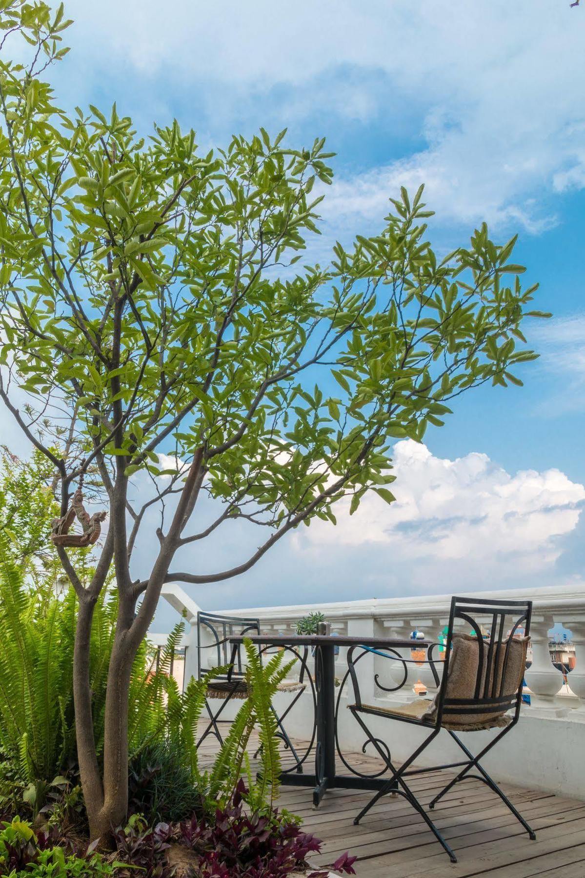 Hotel Excelsior Катманду Экстерьер фото