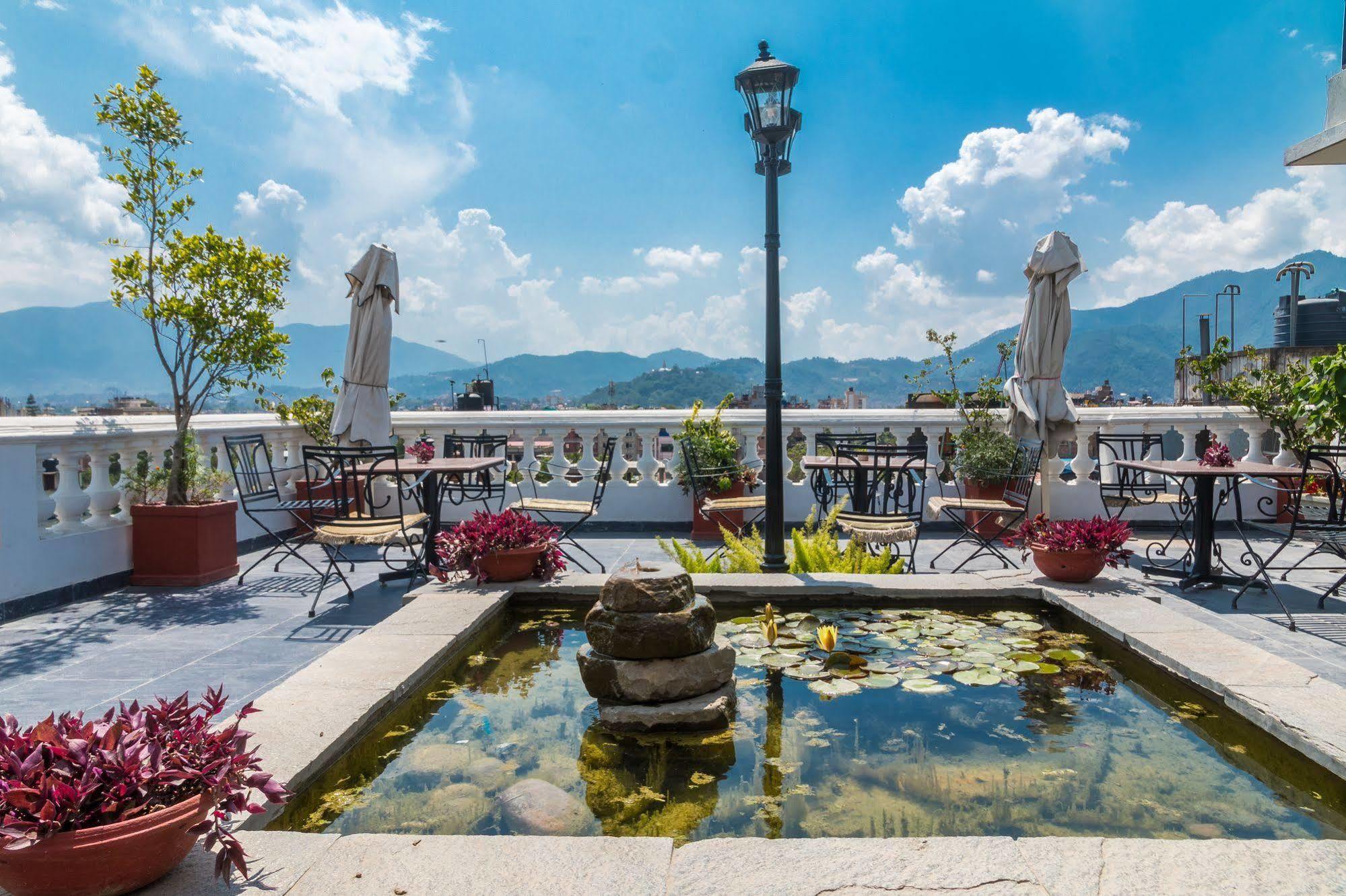 Hotel Excelsior Катманду Экстерьер фото