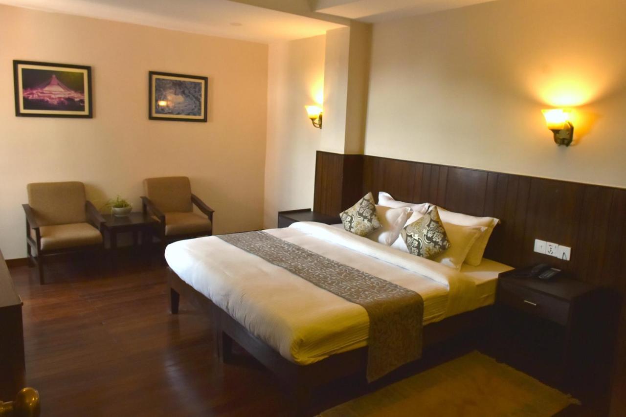 Hotel Excelsior Катманду Экстерьер фото